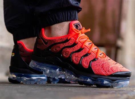 air vapormax plus black bright crimson